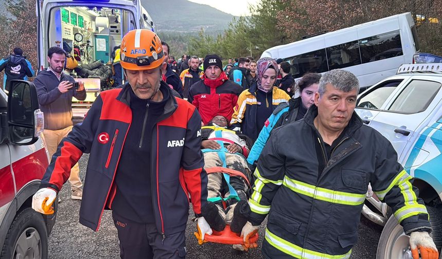 Karabük'te feci kaza: 17 yaralı