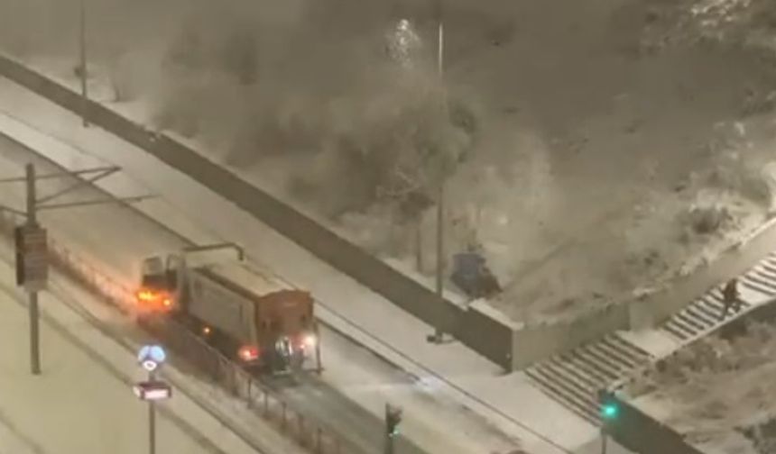 Kayseri’de kar topu isabet eden kar küreme aracı refüje çarptı