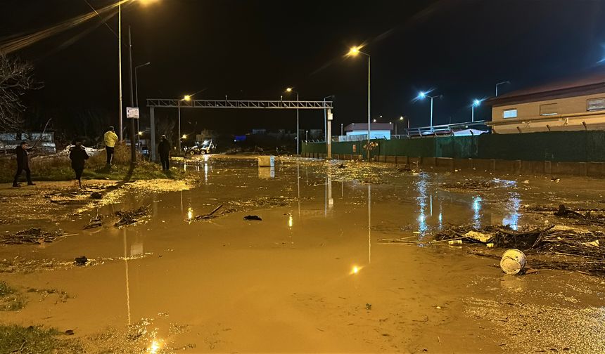 Kepez Çayı taştı, tekneler zarar gördü