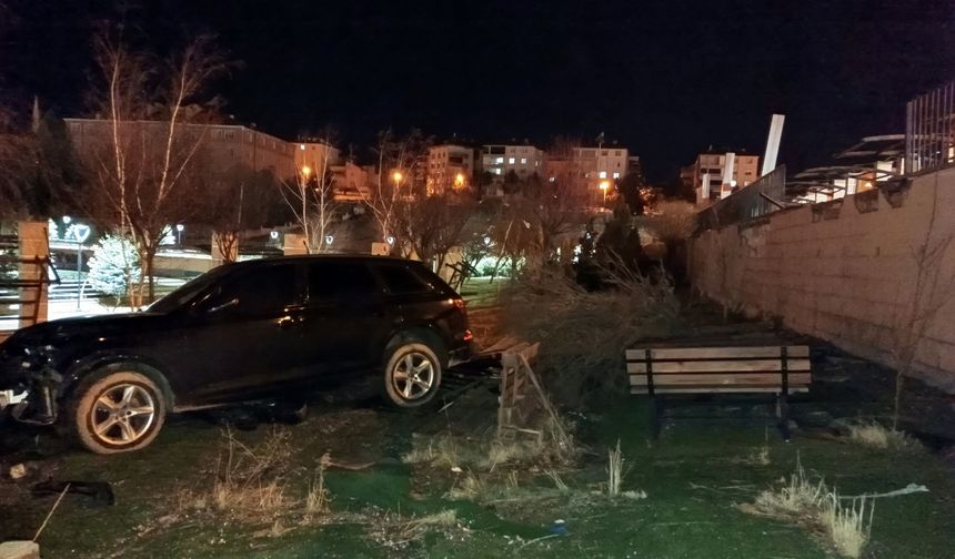 Kontrolden çıkan otomobil kafenin bahçesine savruldu: Sürücü alkollü çıktı