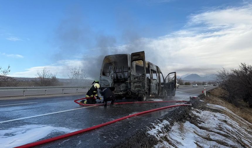 Konya'da yolcu taşıyan minibüs, alev topuna döndü