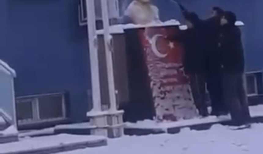 Lise Öğrencilerinden Anlamlı Hareket: Atatürk Büstünü Karla Kaplı Bırakmadılar