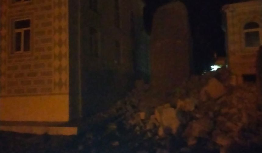 Manisa'da fırtına: Cami minaresi devrildi