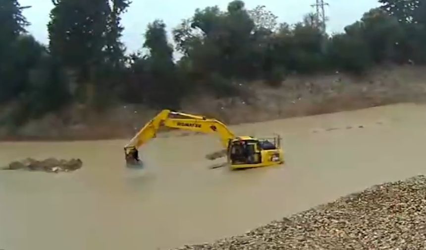 Mersin'de otomobil çaya düştü