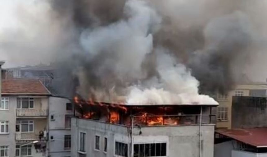 Samsun'da Binanın çatı katı alev alev yandı
