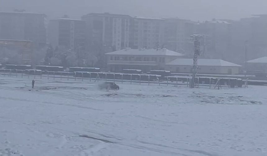 Siirt’te Drift Yapan Kamyonet Kara Saplandı, O Anlar Kamerada