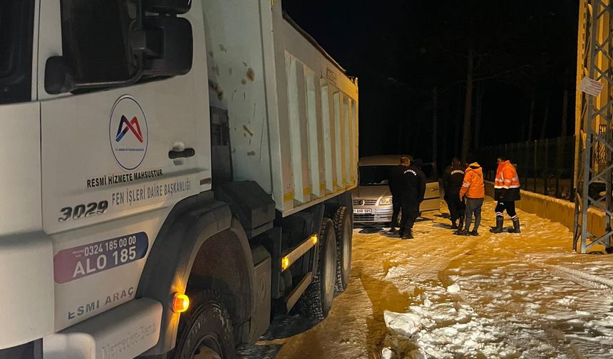 Tarsus’ta Kara Saplanan Araç Kurtarıldı