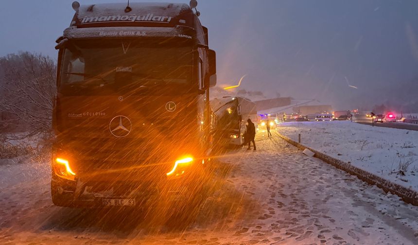 Tokat'ta karla kaplı yolda otobüs TIR'a arkadan çarptı