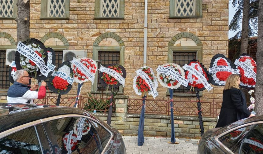 Turhan Çömez'in annesi, son yolculuğuna uğurlandı