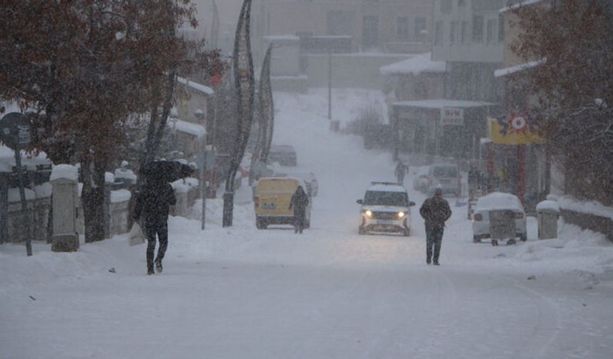 Karlıova’da Kar Yağışı Yeniden Etkili Oldu
