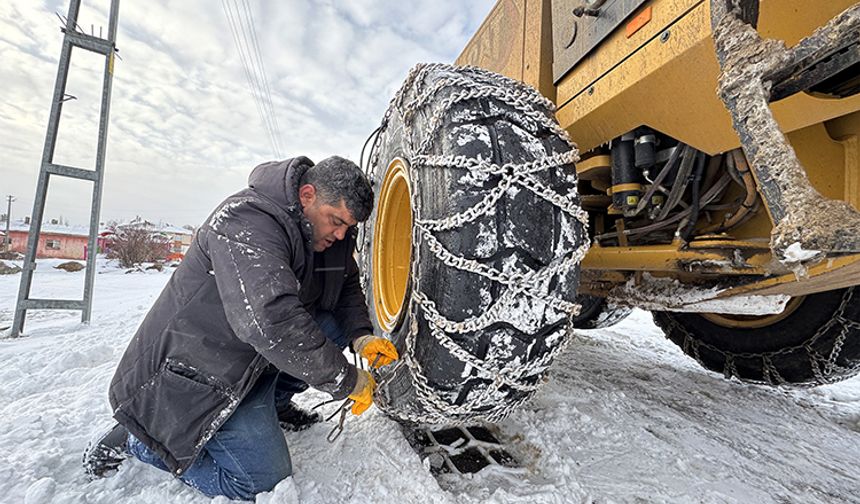 Sivrice’de Kar ve Tipiye Yakalanan Araçlar Kurtarıldı