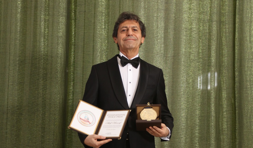 Dünyaca Ünlü Yazar Akif Manaf’a 2025 International Peace Prize