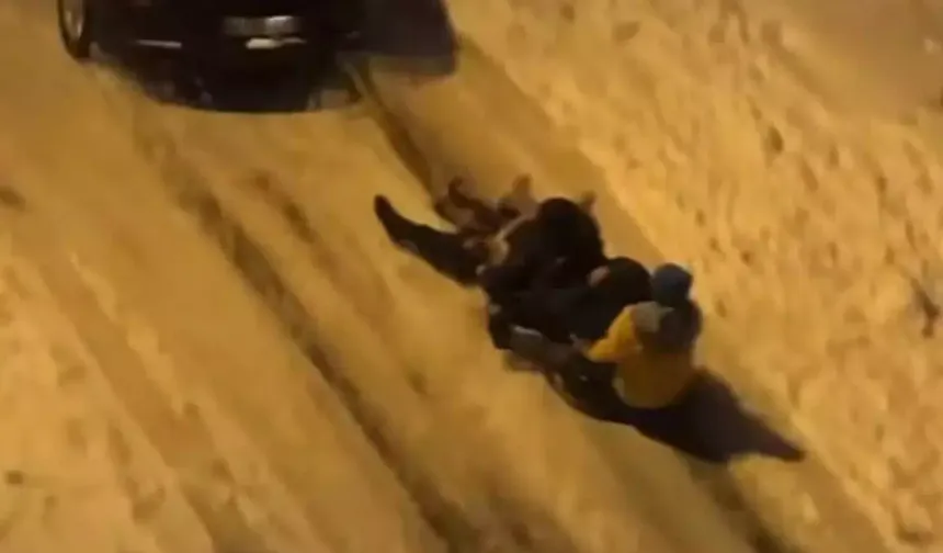 Ünye’de Kar Sevinci Sokaklara Taştı: Kızaklar Araçların Arkasına Bağlandı