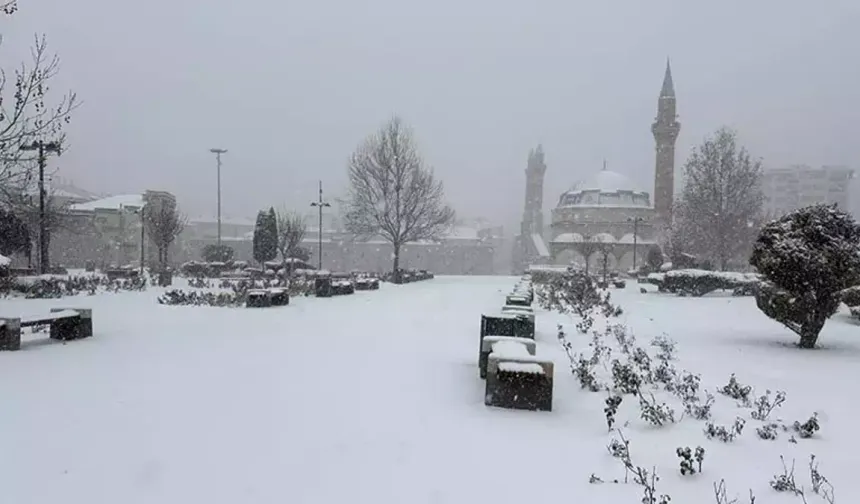Sivas'ta kar yağışı sürüyor
