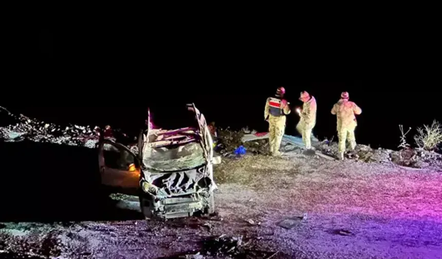 Kars’ta Buzlanma Kazası: Hafif Ticari Araç Şarampole Yuvarlandı, 2 Yaralı