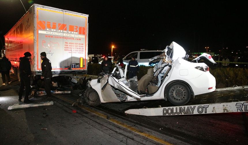 Niğde’de Trafik Faciası: Otomobil Tıra Çarptı, Sürücü Hayatını Kaybetti