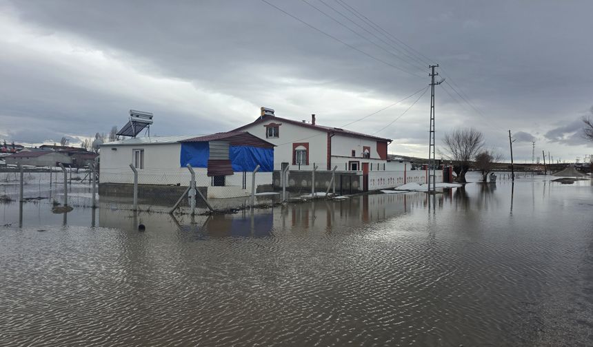 Sağanak ve eriyen kar su baskınlarına neden oldu