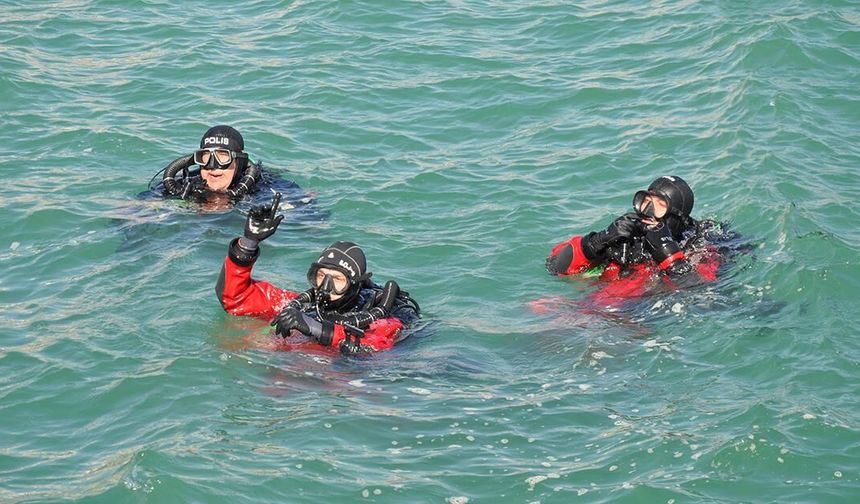 Sudaki delil avcıları zorlu eğitimden geçti