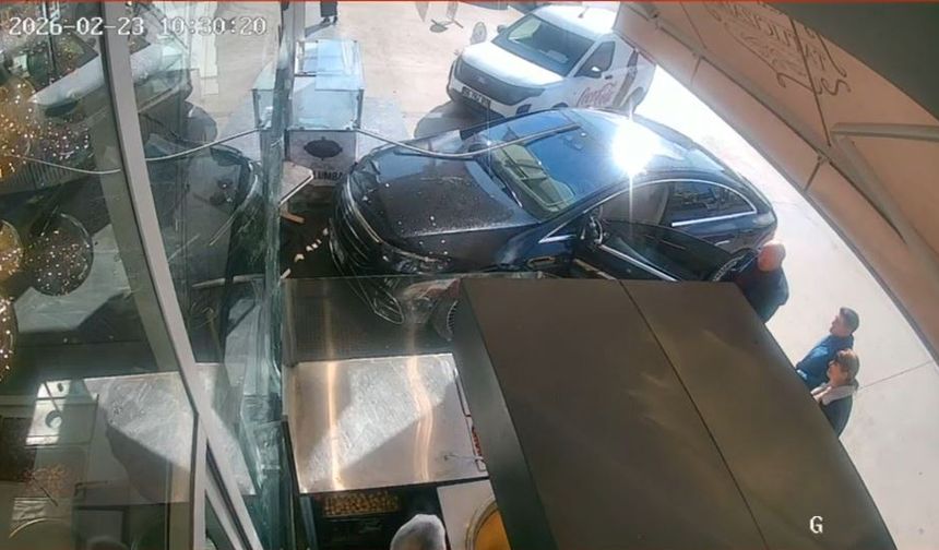 Ankara'da otomobil pastaneye girdi!