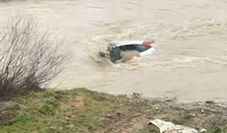 Bolu’da Yağmur Kazaya Neden Oldu: Otomobil Dereye Yuvarlandı