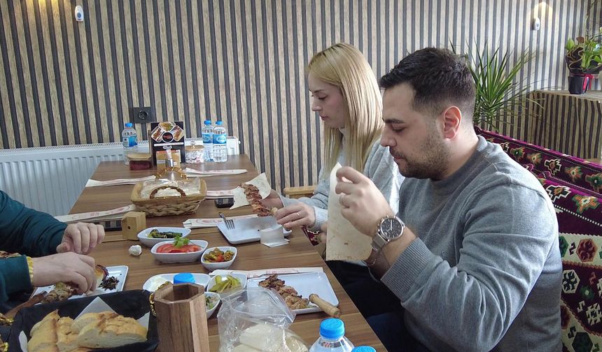 Erzurum’da Cağ Kebabına Yeni Yorum: Tavuktan Cağ Büyük İlgi Görüyor