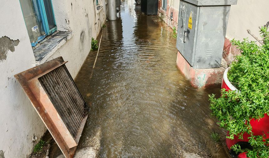 Fırtına Ayvalık’ı Vurdu: Deniz Taştı, Sokaklar Sular Altında