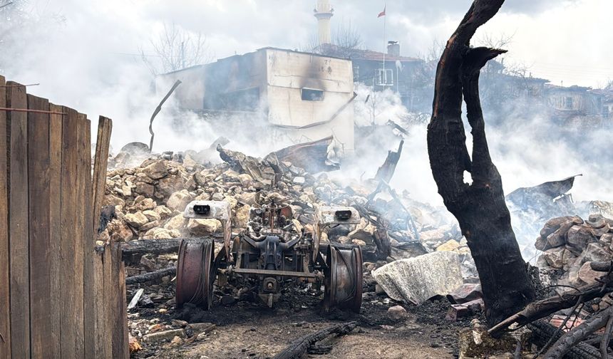 Karabük'te 4 ev, ahır ve traktör yandı