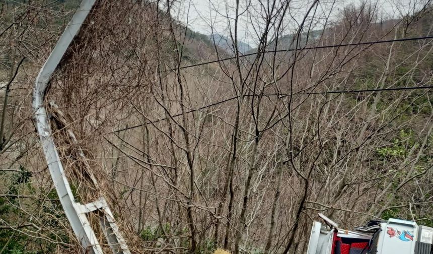 Kastamonu'da saman yüklü kamyon devrildi