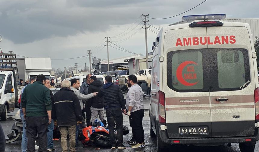 Motosikletle otomobilin çarpıştığı kaza kamerada; 1 yaralı