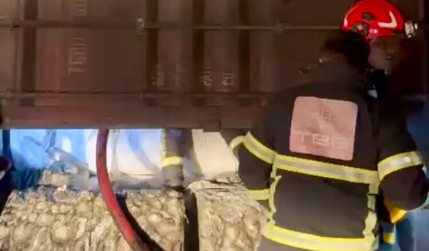 Osmaniye’de Devrilen TIR Alev Aldı