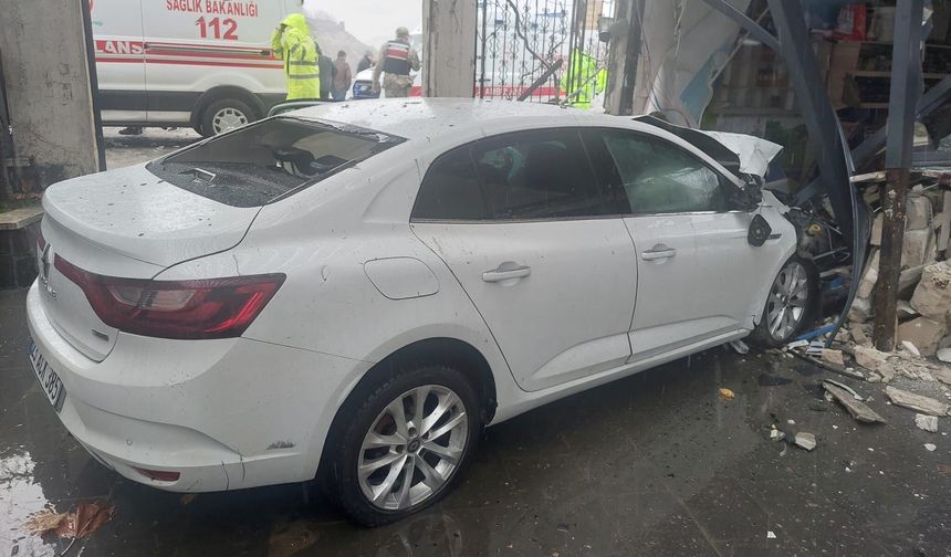 Otomobil lokantaya girdi!