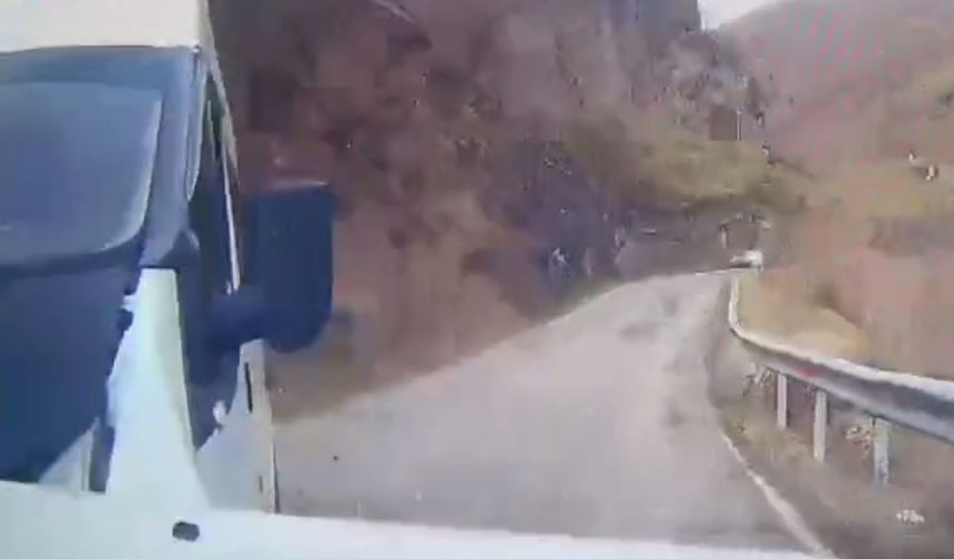 Servis minibüsünün otomobille çarpıştığı kaza kamerada