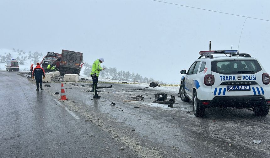 Sivas'ta 2 TIR çarpıştı!