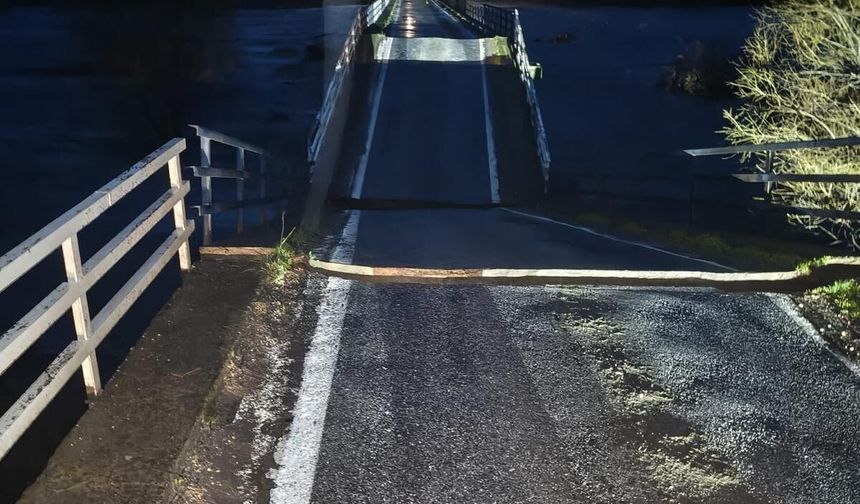 Susurluk’ta 3 mahalleyi bağlayan köprü çöktü