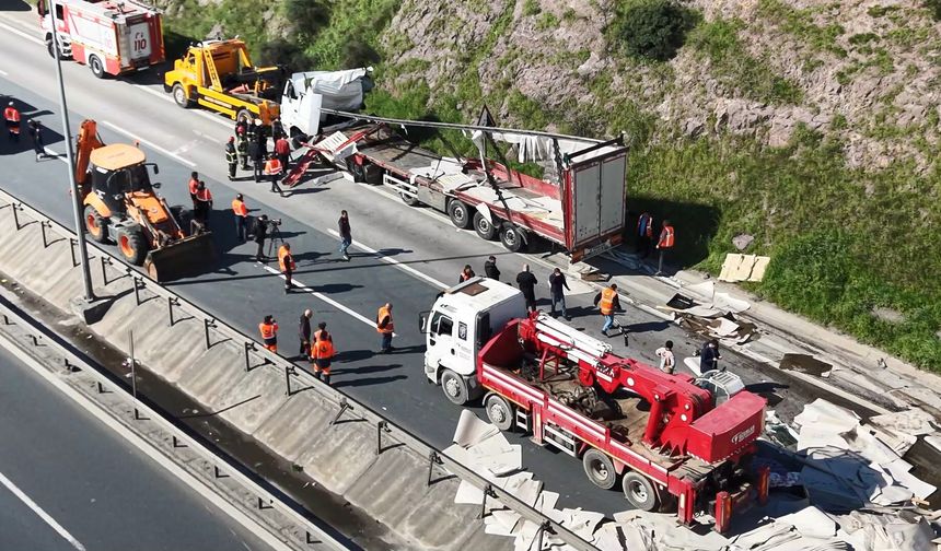 TEM'de 2 TIR çarpıştı