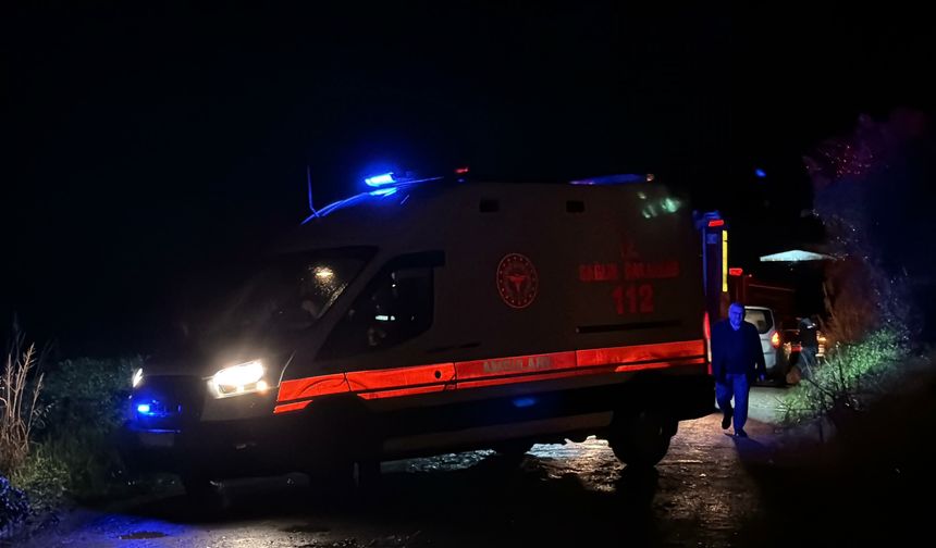 Turgutlu’da Dere Taştı: 2 Araç Mahsur Kaldı