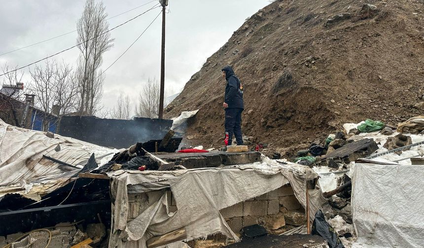 Van’ın Çatak İlçesinde Heyelan: Tandır Evi Çöktü, 2 Kişi Yaralandı