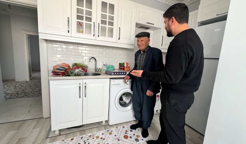 Yağışta evi yıkılan aileye destek