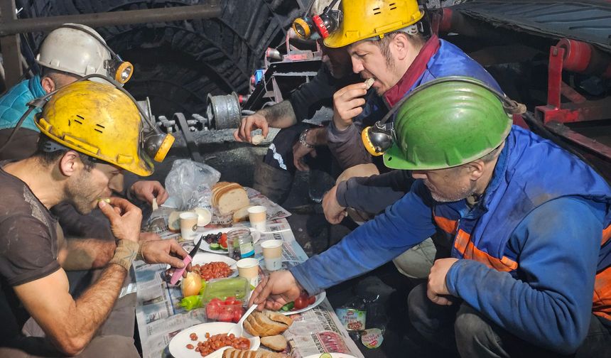 Zonguldak'ta madenciler, ilk sahurunu yeraltında yaptı!