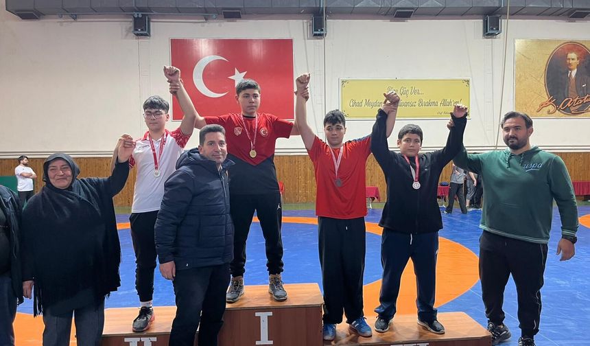 Altındağ’da Genç Sporcular Zirvede: 18 Madalya ile Döndüler