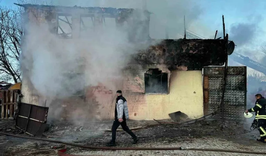 Amasya’da bağ evi alevlere teslim oldu