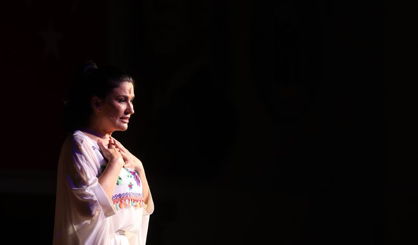 Yenimahalle Tiyatro Festivali’nde İclal Aydın’dan Unutulmaz Gece