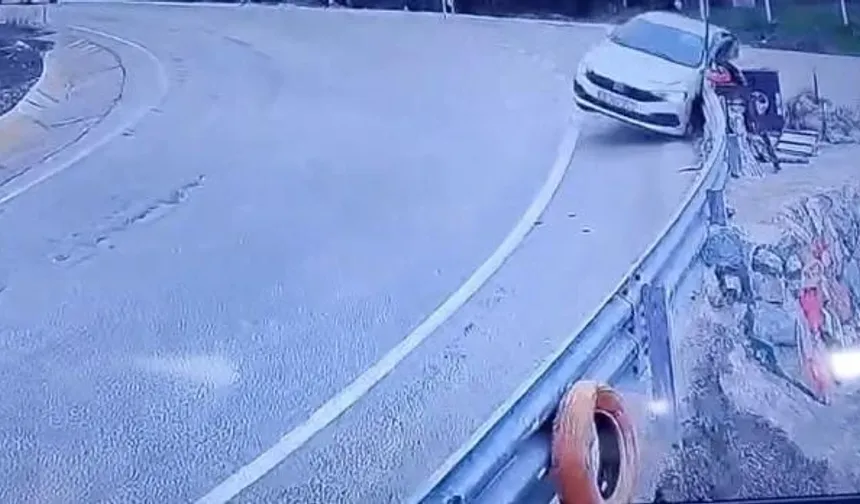 Uludağ Yolunda Buzlanma Kazası: Tuzlama Aracı Otomobile Çarptı, 3 Yaralı