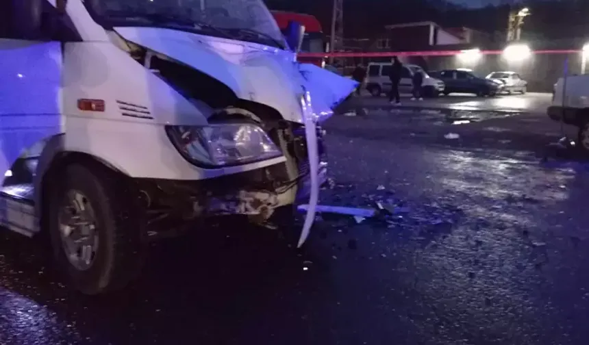 Zonguldak’ta Servis ile Otomobil Çarpıştı: 7 Yaralı