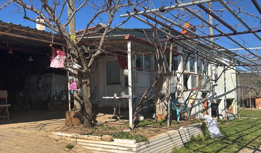 71 ve 72 yaşındaki çift, engelli çocuklarına bakıyorlar!