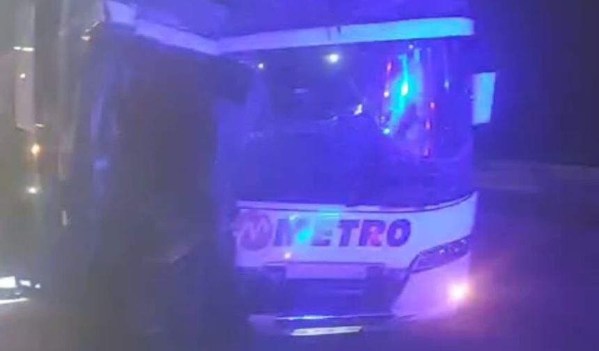 Amasya'da yolcu otobüsü, TIR'a çarptı