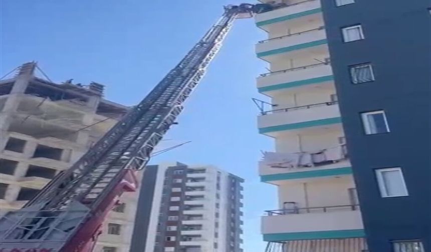 Baba ve bebeği yangında kurtarıldı,  yangını komşuları çıkardı!