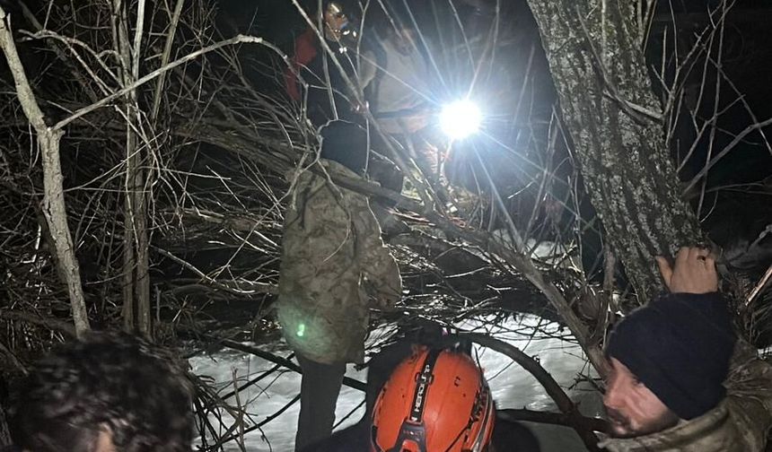 Bacağı kırılan dağcı ile arkadaşları kurtarıldı