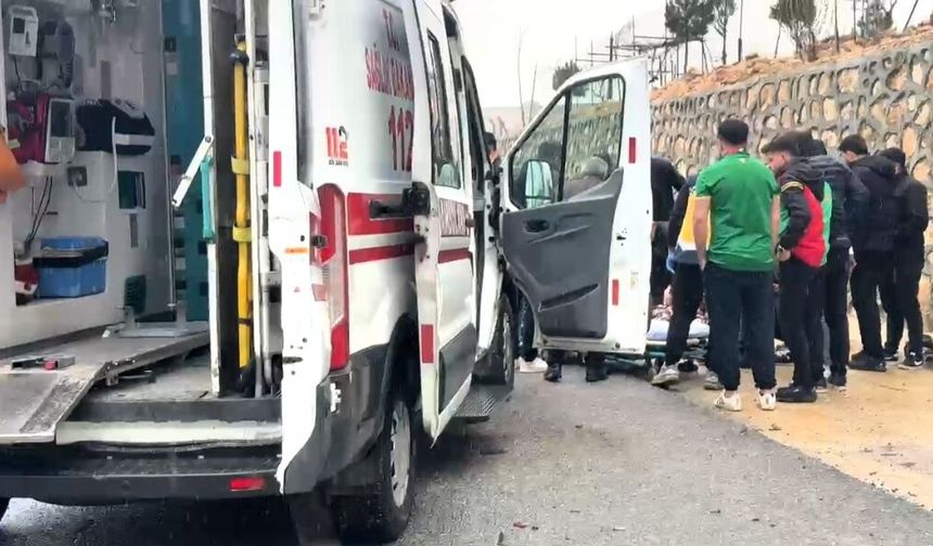 Batman-Mardin Yolunda Refüje Çarpan Araç Alev Aldı: 2 Yaralı