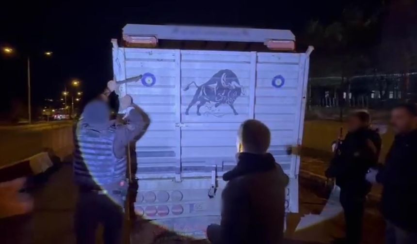 Durdurulan kamyonette göçmenler çıktı!